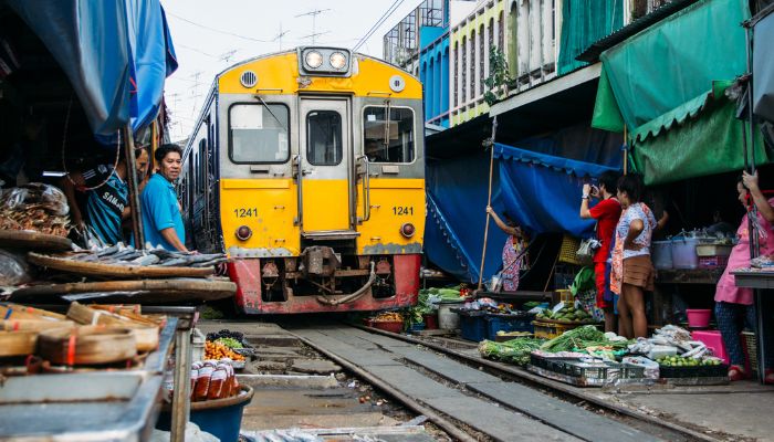 Você Conhece a Maeklong, um Mercado no Trilho do Trem?