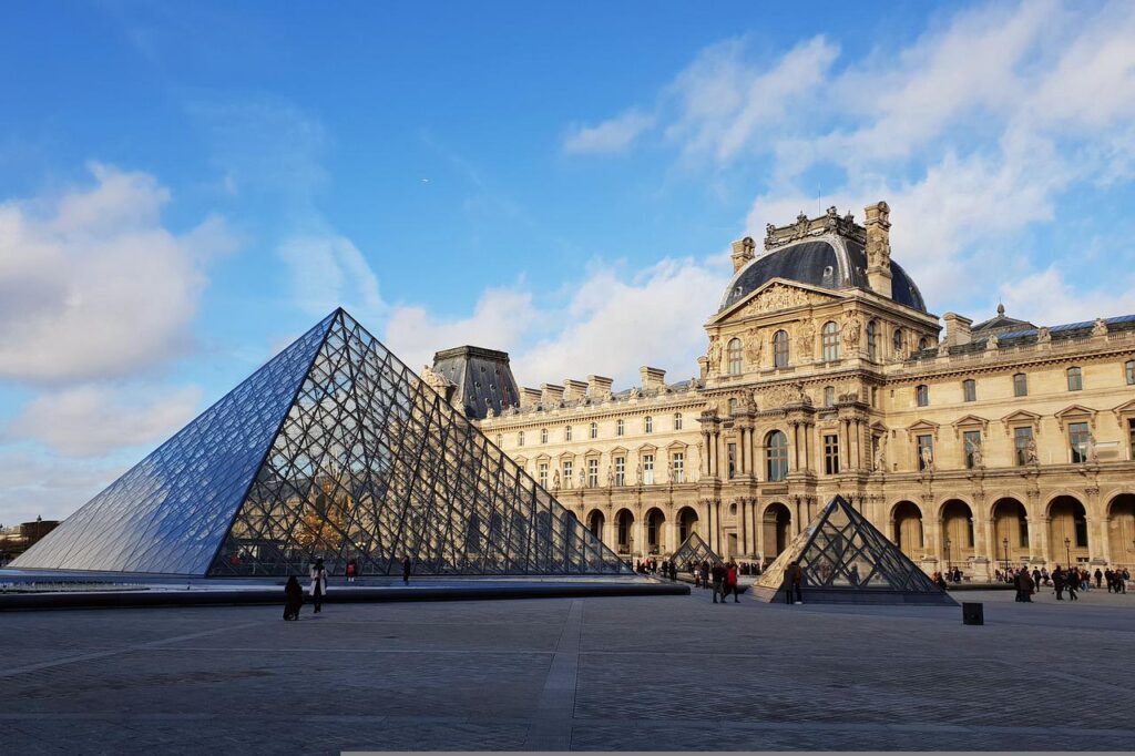 Conheça o Louvre: O maior Museu do Mundo