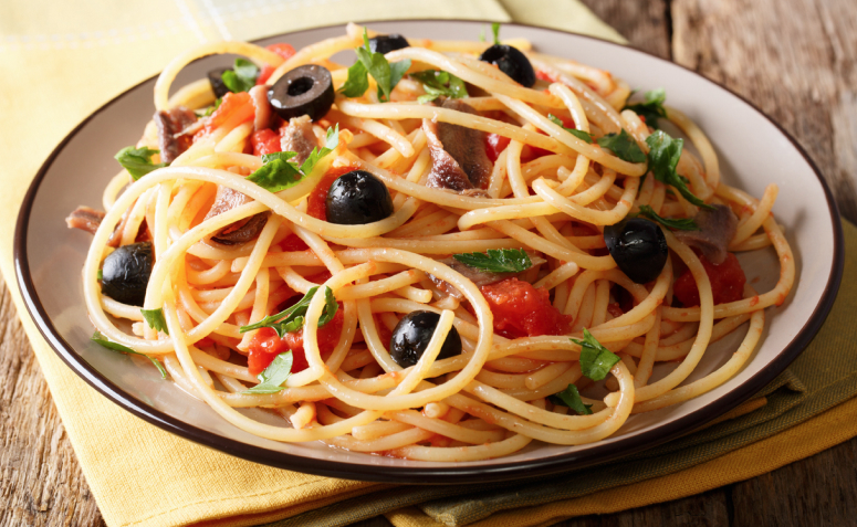 Espaguete à Puttanesca com Passata de Tomate