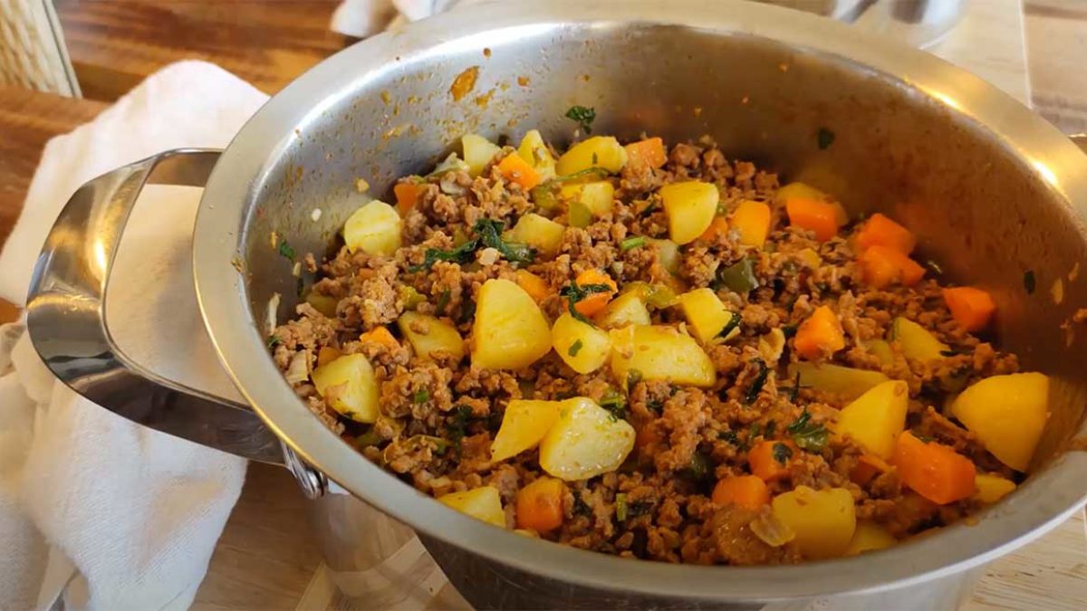 Como preparar um Picadinho de Coxão Mole Suíno com Legumes com ingredientes simples