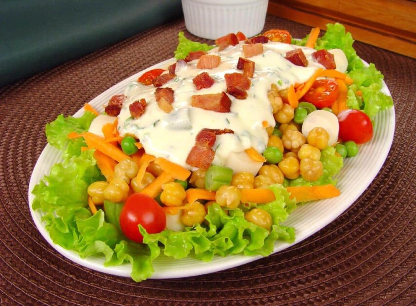 Salada de Carne Assada com Grão-de-Bico Crocante