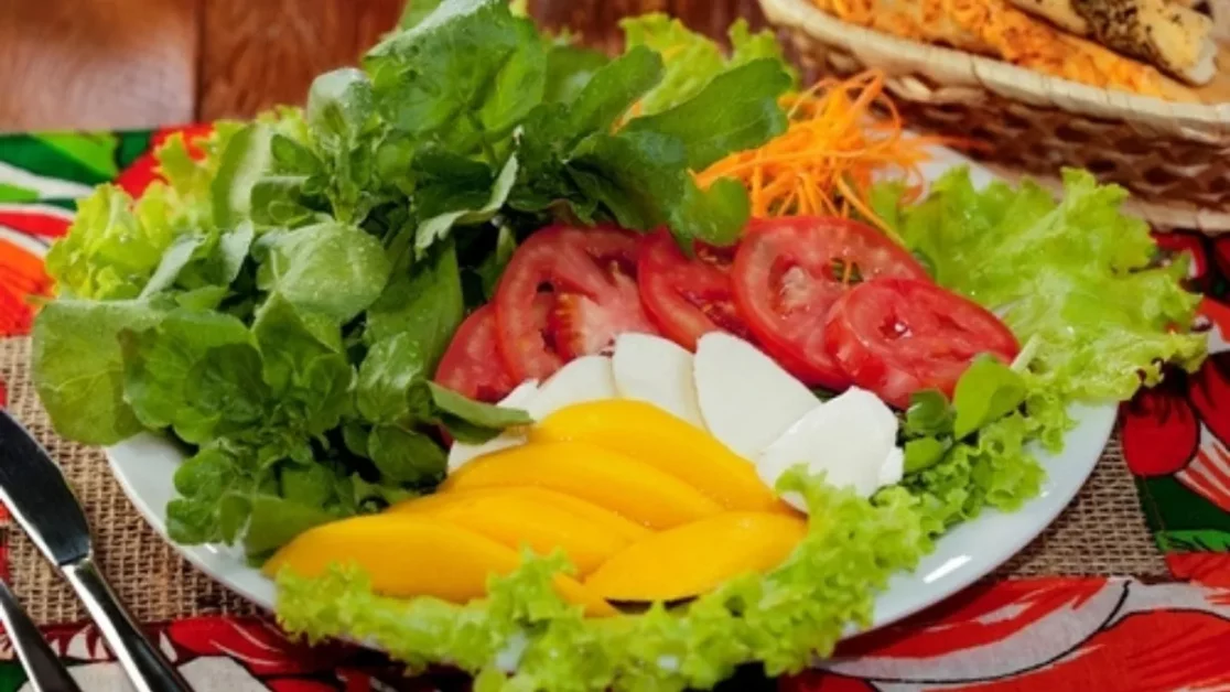 Salada Tropical com Molho de Iogurte