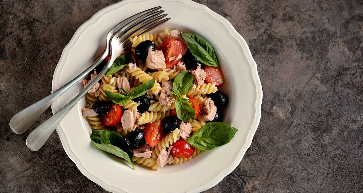 Como Fazer Salada de Macarrão com Atum Light,