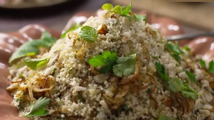 Salada de cuscuz marroquino com queijo de coalho, cebola frita e ervas frescas