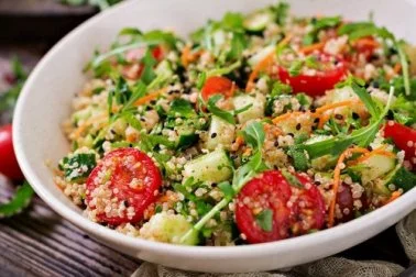 Como Fazer Salada de Quinoa com Abacate e Tomate