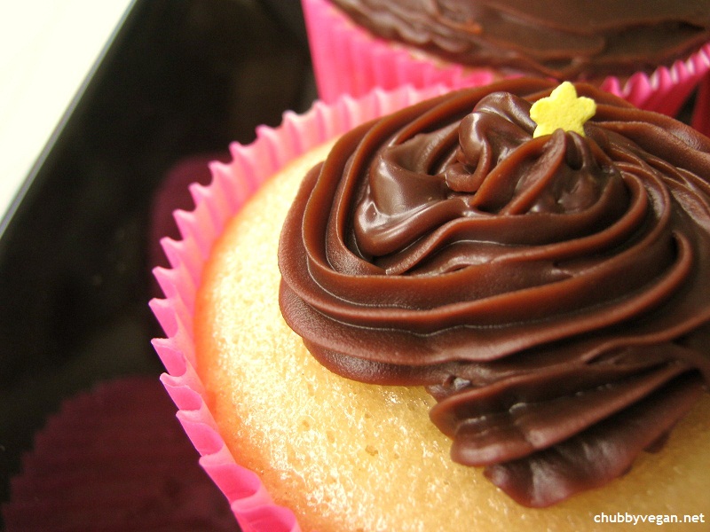 Cupcake de Baunilha com Cobertura de Chocolate