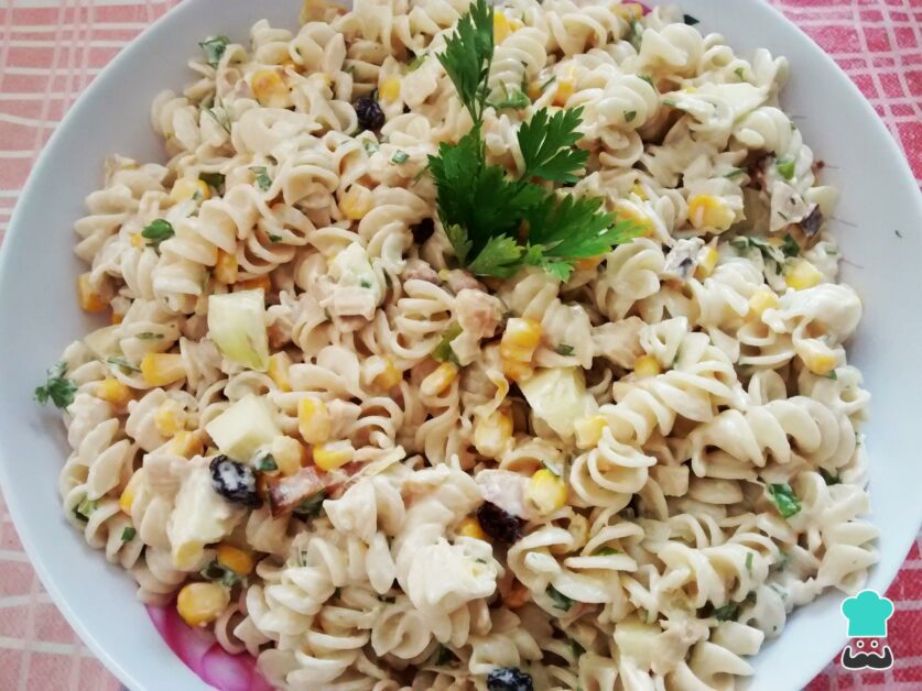 Salada de macarrão com molho de beterraba e sardinha