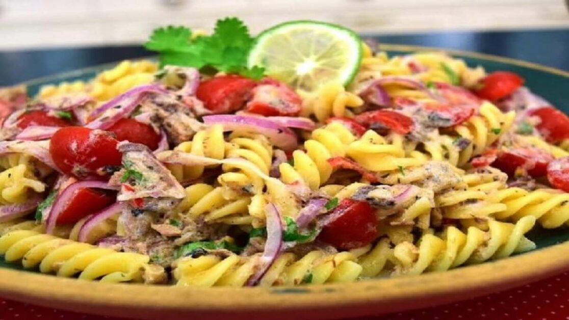 Salada de macarrão com molho de beterraba e sardinha