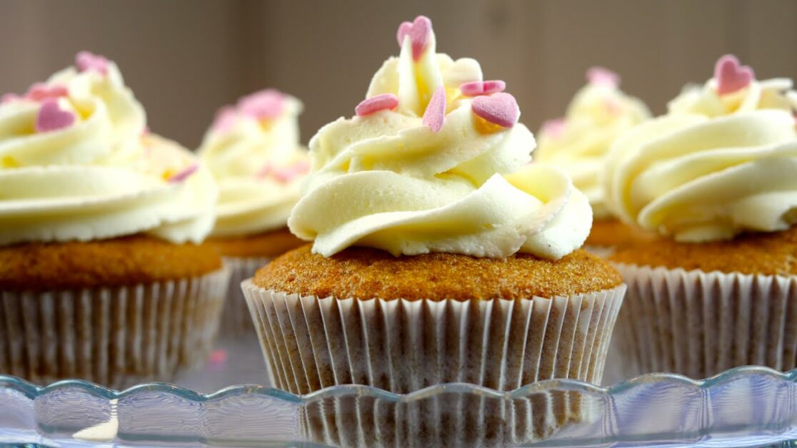 Cupcakes de Baunilha com Recheio de Creme