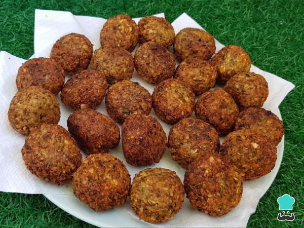 Bolinhos de Lentilha com Molho de Iogurte