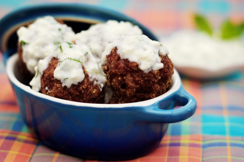 Bolinhos de Lentilha com Molho de Iogurte