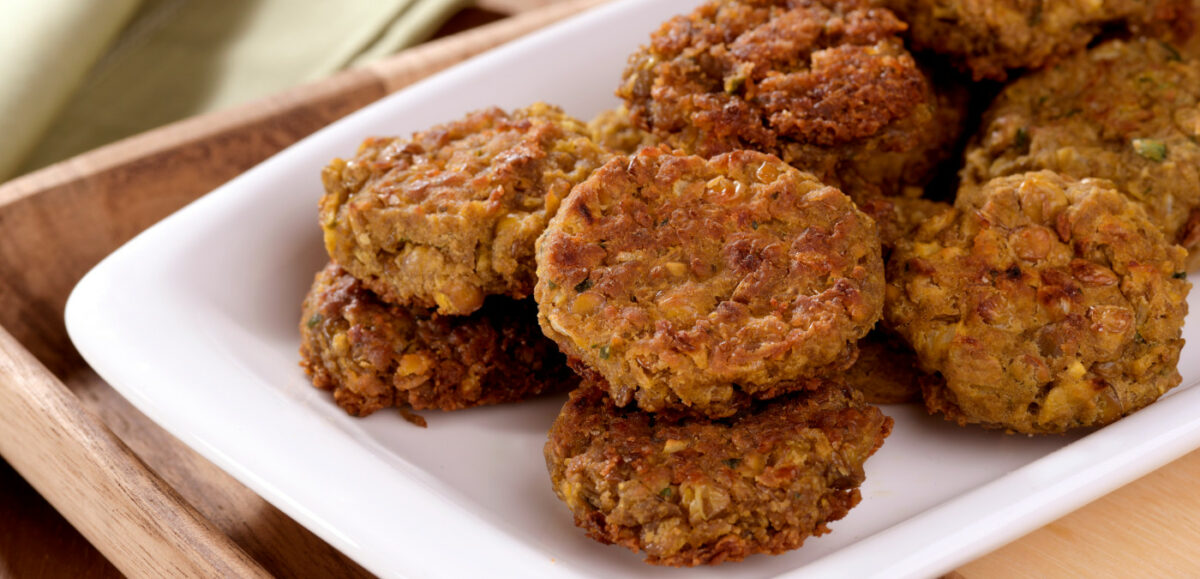 Bolinhos de Lentilha com Molho de Iogurte