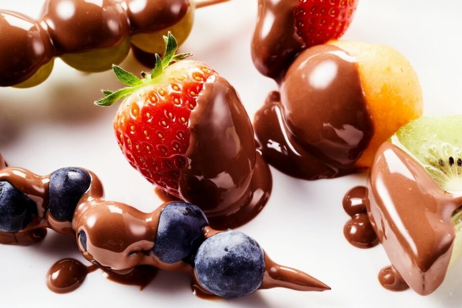 Espetinhos de Frutas com Cobertura de Chocolate e Amêndoas