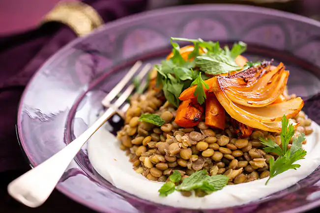 Salada morna de lentilha com legumes assados e molho de iogurte com tahine