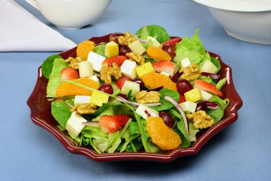 Salada de Verão com Frutas Frescas e Queijo Feta