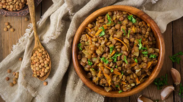 Salada morna de lentilha com legumes assados e molho de iogurte com tahine