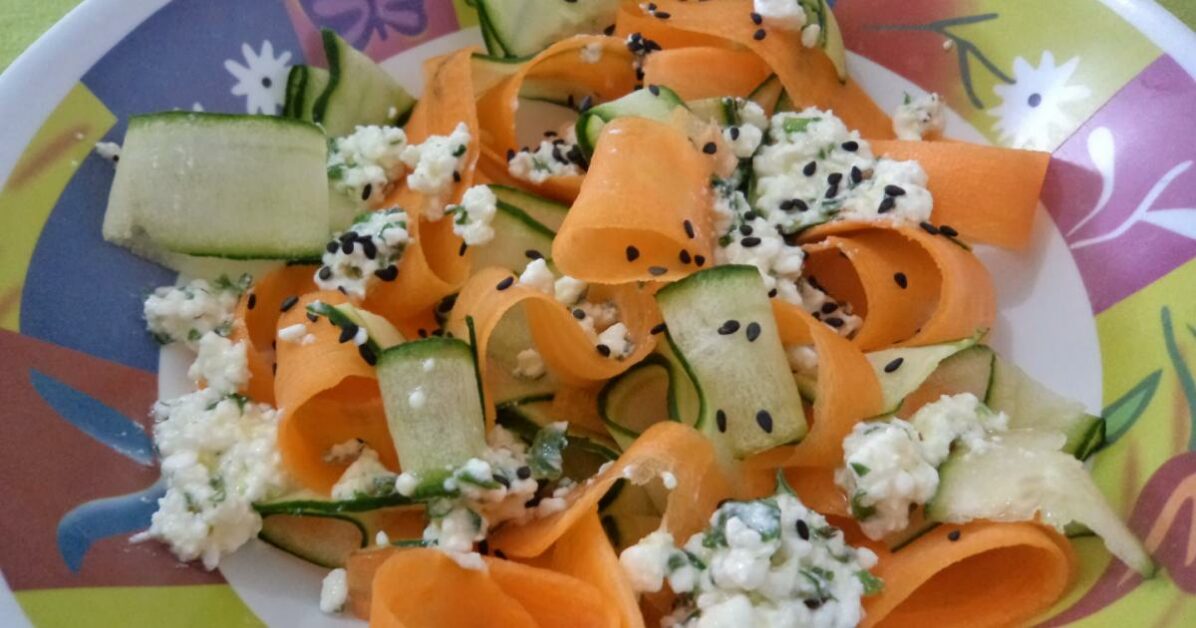 Salada Asiática de Pepino e Cenoura com Molho de Gergelim