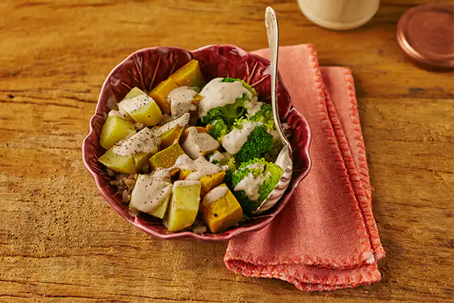 Salada de arroz sete cereais com legumes assados e molho de tahine