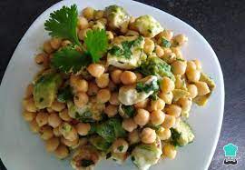 Salada de Grão-de-Bico com Abacate e Coentro