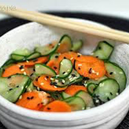 Salada Asiática de Pepino e Cenoura com Molho de Gergelim