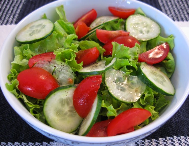 Salada Asiática de Pepino e Cenoura com Molho de Gergelim