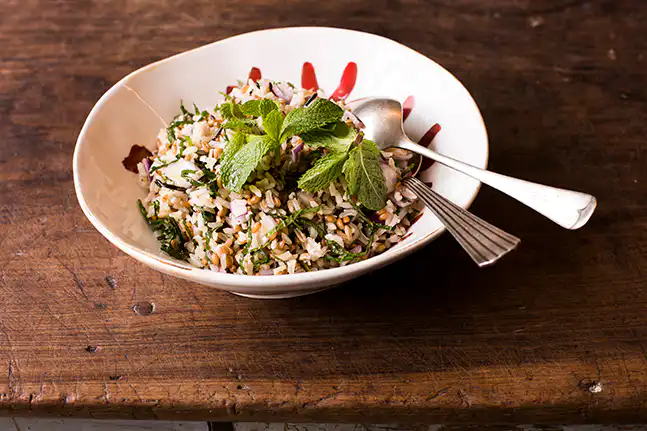 Salada de arroz sete cereais com legumes assados e molho de tahine