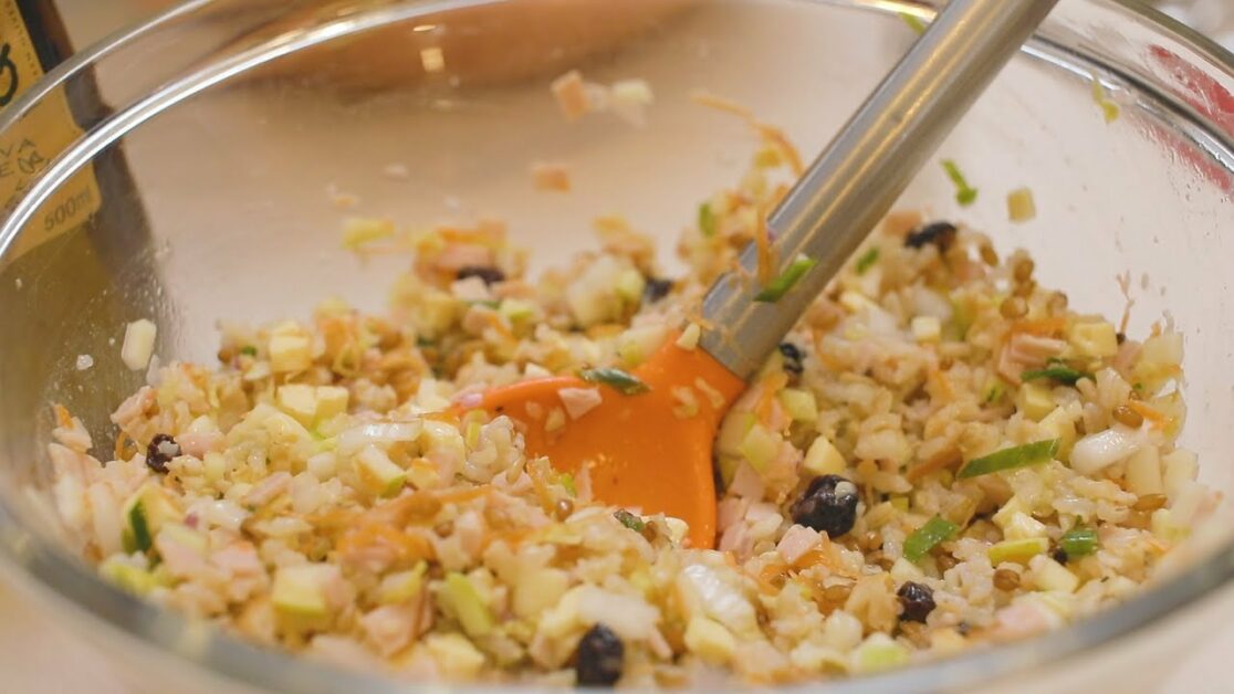 Salada de arroz sete cereais com legumes assados e molho de tahine