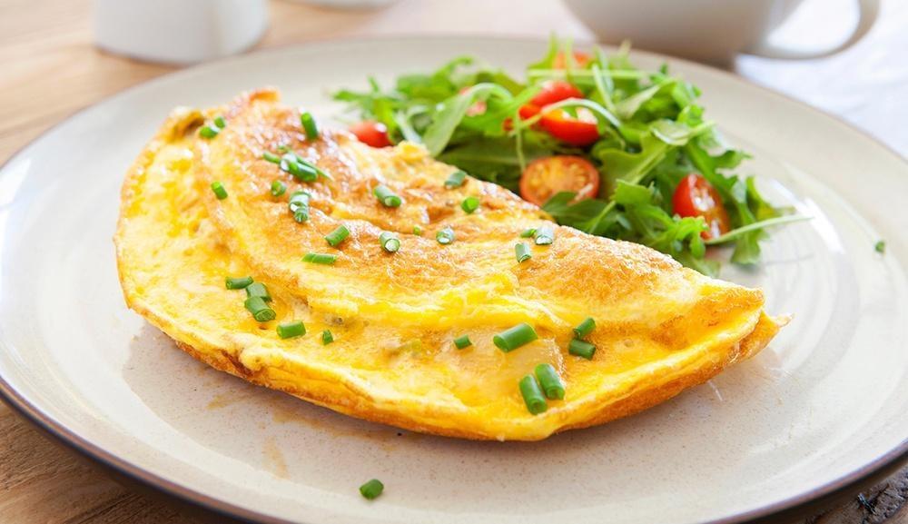 Omelete de Queijo e Ervas Frescas: Café da Manhã Ideal