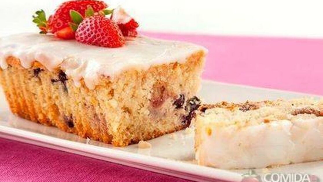 Bolo de Ricota com Frutas Vermelhas