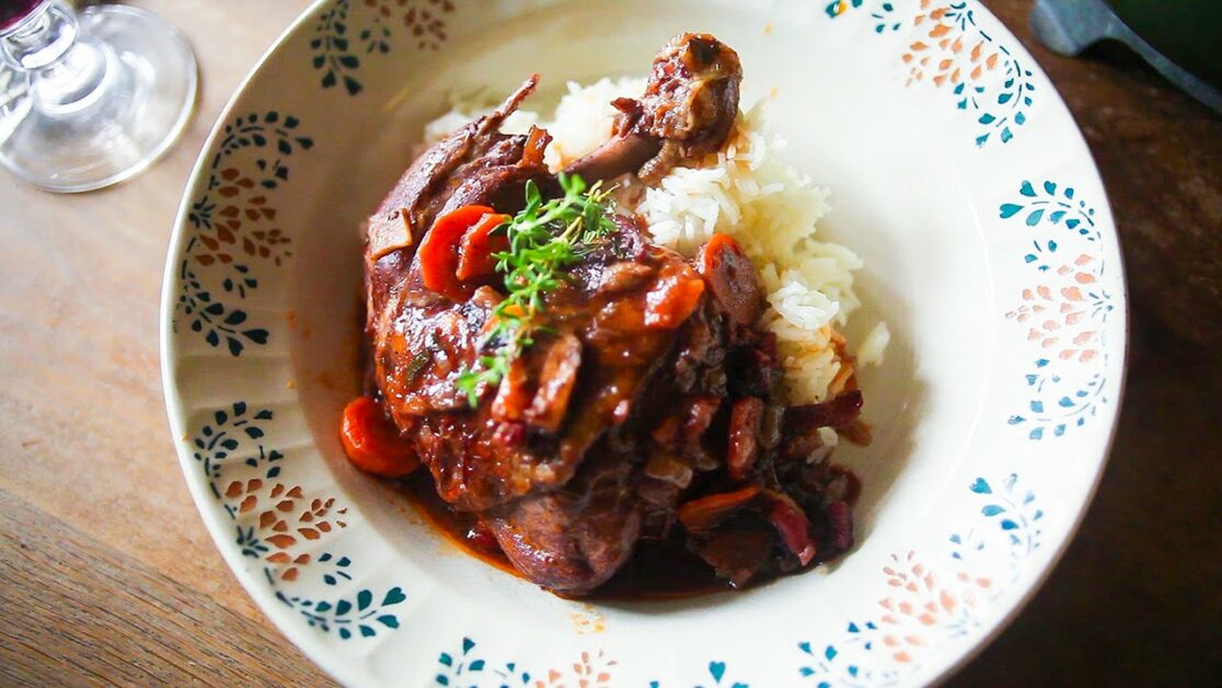 Como Fazer Coq au Vin: Frango ao Vinho Tinto