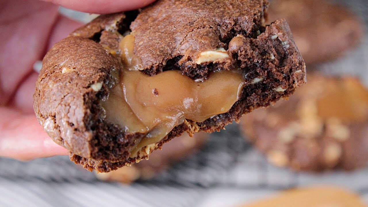 Como Fazer Cookie de Chocolate com Gotas de Caramelo