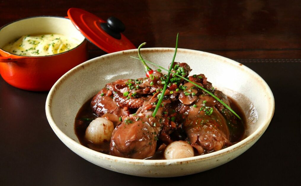 Como Fazer Coq au Vin: Frango ao Vinho Tinto