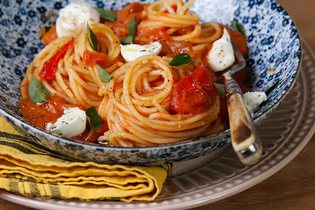 Macarrão com Molho de Tomate Assado e Manjericão Fresco