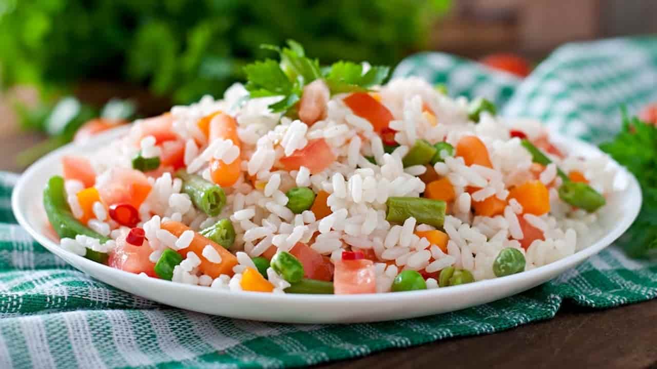 Como Fazer um Delicioso Arroz Frito com Legumes