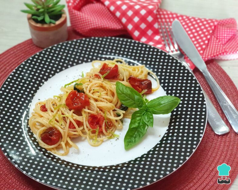 Macarrão com Molho de Tomate Assado e Manjericão Fresco