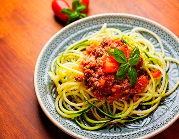 ESPAGUETE COM MOLHO DE TOMATE CASEIRO