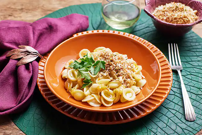 Macarrão na Manteiga com Cebola Caramelizada e Farofinha de Pão