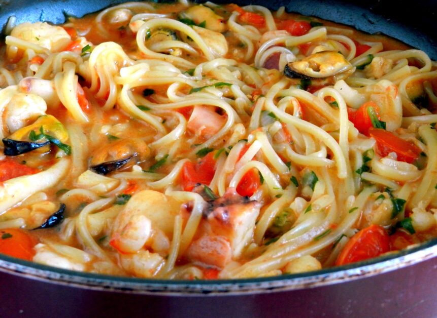 Linguine com Frutos do Mar em Molho de Tomate Picante