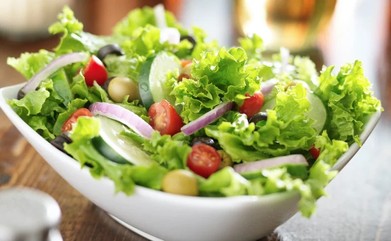 Como Fazer uma Salada Verde com Parmesão que Encanta Paladares