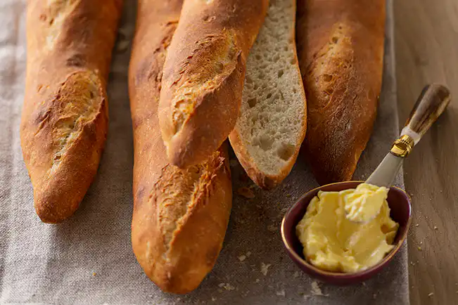 Como fazer baguete crocante: Aprenda os segredos para fazer para uma uma baguete francesa