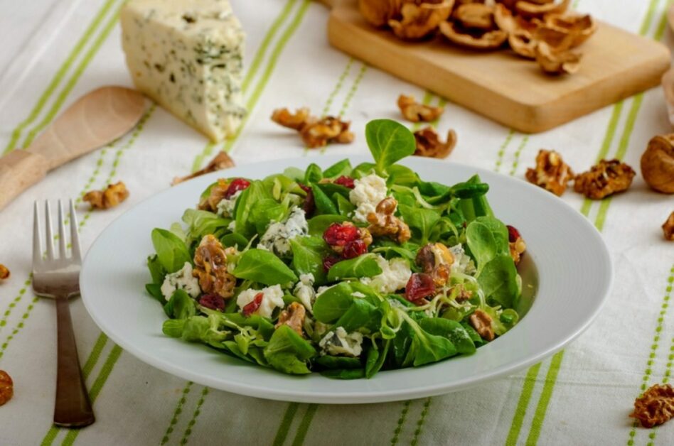 Como fazer salada de agrião com morangos e queijo feta: Uma combinação única e deliciosa de sabores