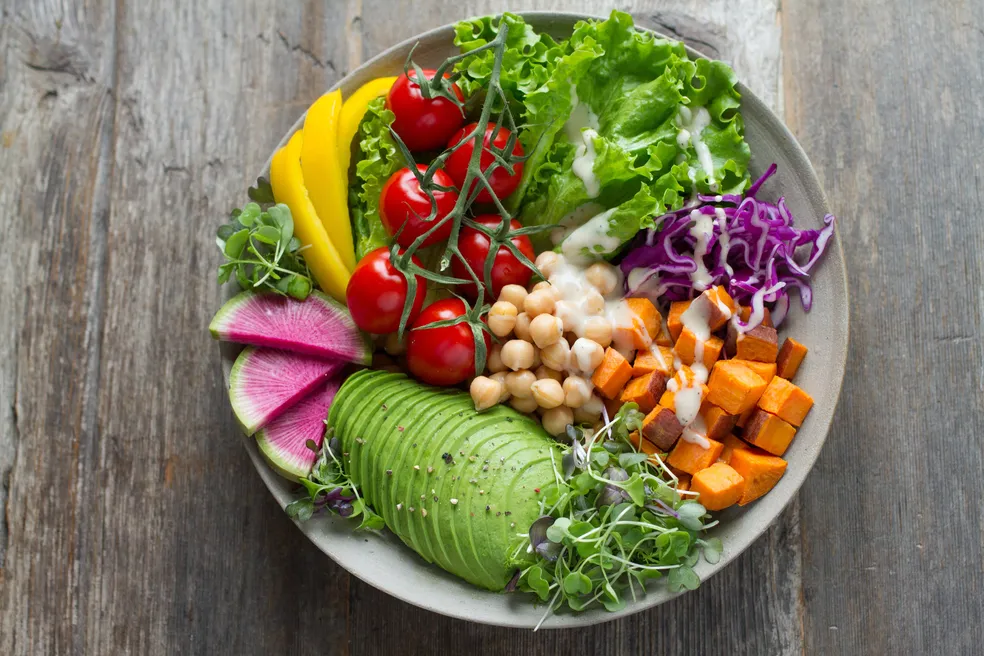 Como fazer uma salada de verão cheia de sabores e nutrientes