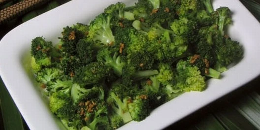 Como fazer a receita perfeita de brócolis ao alho e óleo