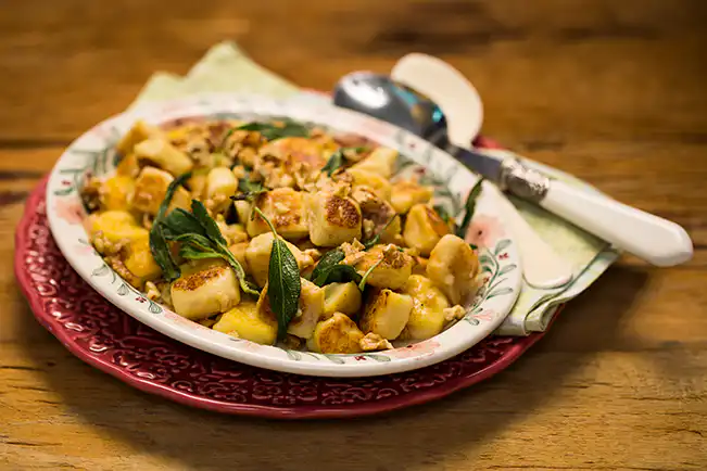 Como fazer gnocchi de batata com molho de manteiga e sálvia