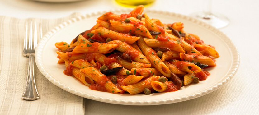 Como fazer penne à puttanesca: Uma receita cheia de sabores intensos com azeitonas, alcaparras e tomates