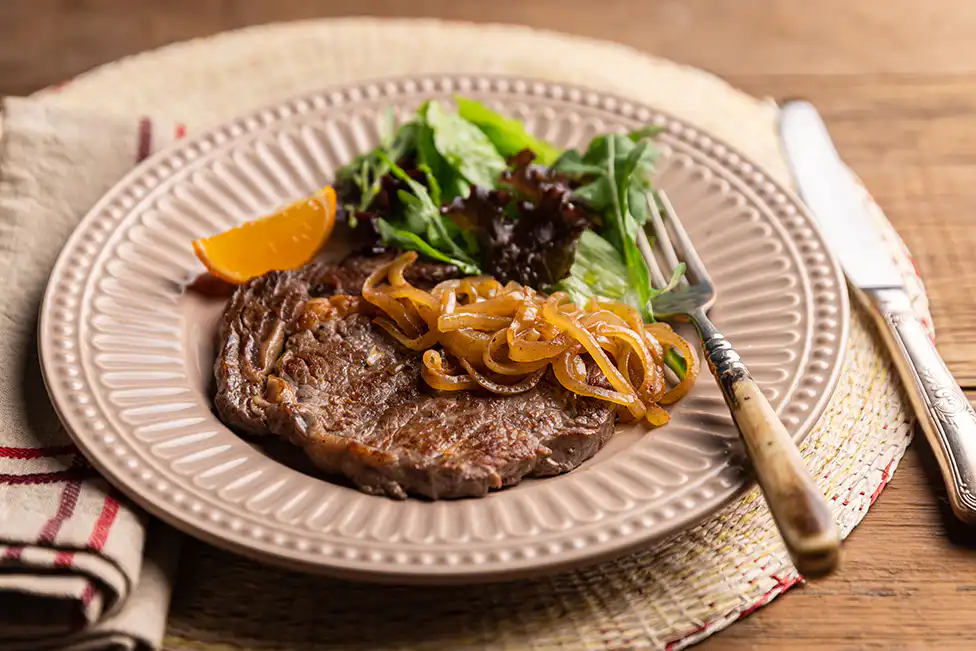 Como Fazer Um Delicioso Bife Acebolado com Castanha de Caju