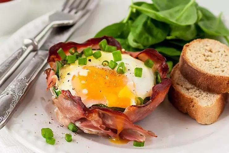 Como Fazer Cestinhas de Ovos com Bacon e Ervas para um café da manhã saudável