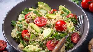 Salada de Quinoa com Cucumber e Abacate