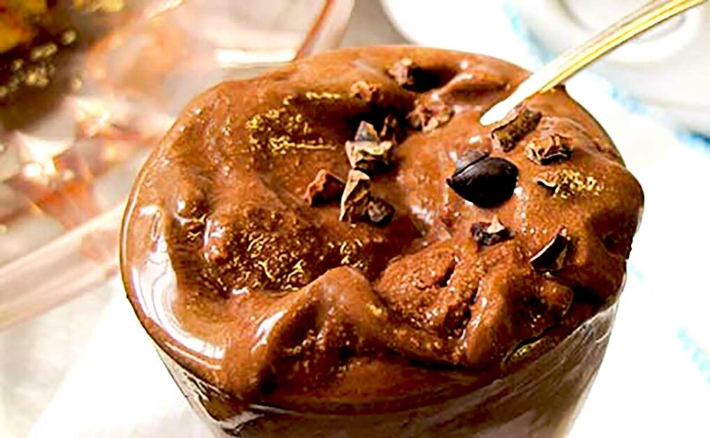 sorvete caseiro de chocolate com amendoim 