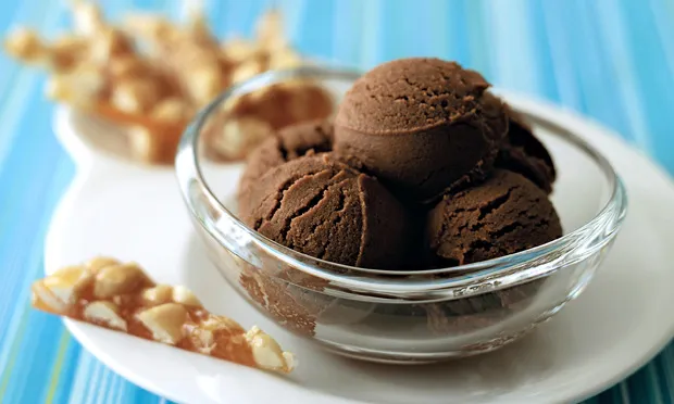 Como fazer sorvete caseiro de chocolate com amendoim crocante